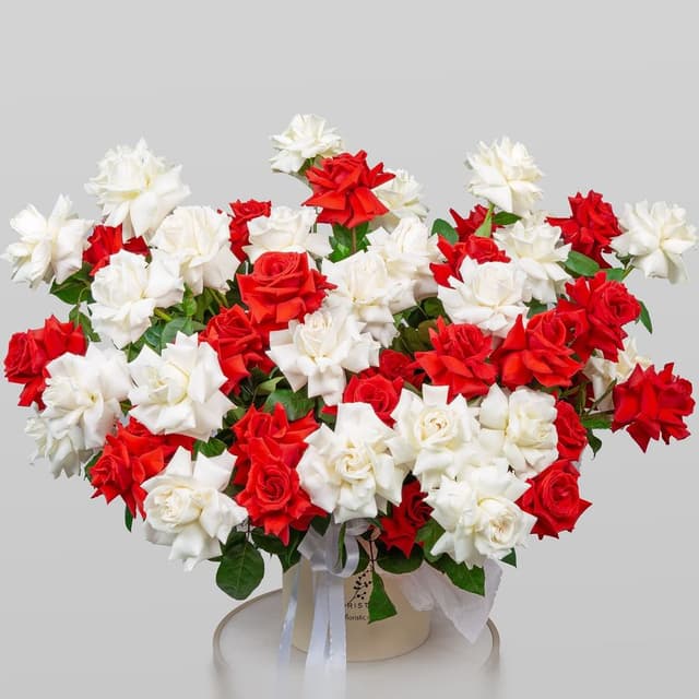 Композиция из Роз Эквадор в шляпной коробке «Сердечный привет»