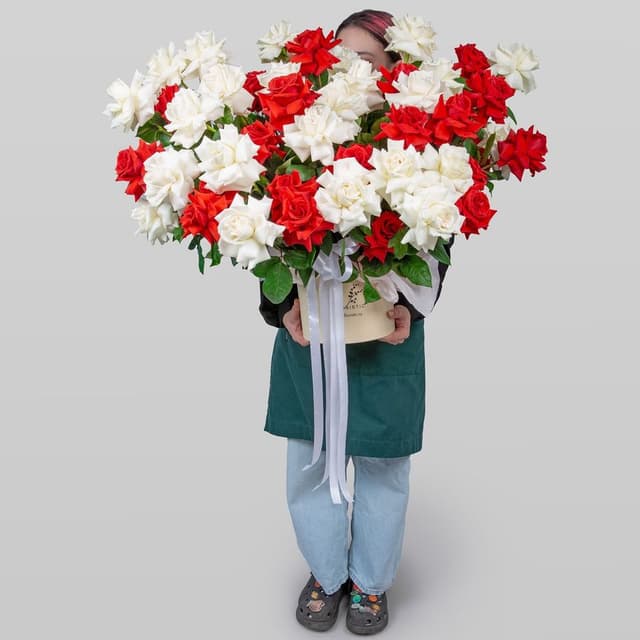 Композиция из Роз Эквадор в шляпной коробке «Сердечный привет»