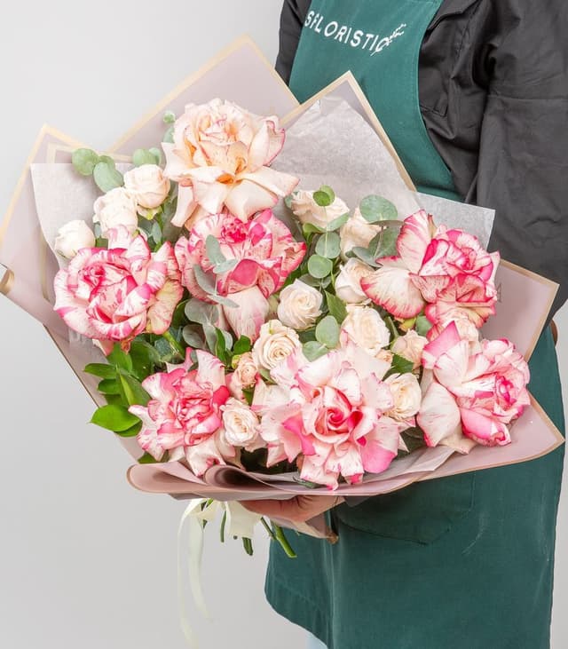 Букет Роз Эквадор и пионовидных Роз «Калейдоскоп любви»