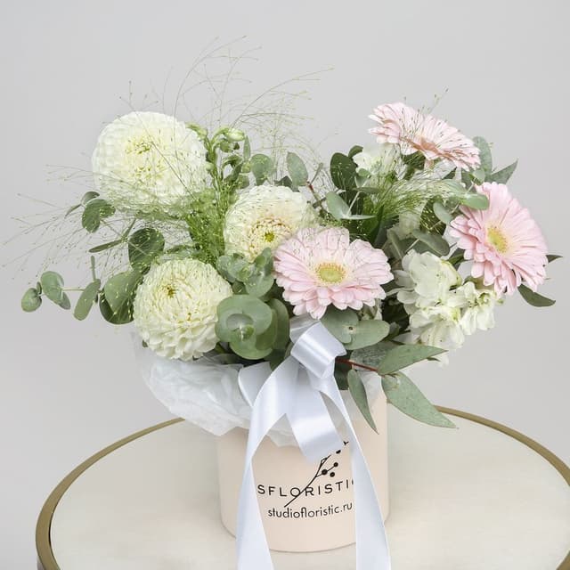 Композиция из Георгин и Гермини в шляпной коробке «Любовь в Цветах»