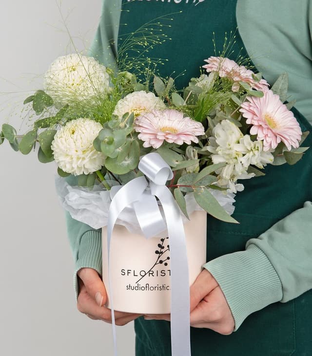 Композиция из Георгин и Гермини в шляпной коробке «Любовь в Цветах»