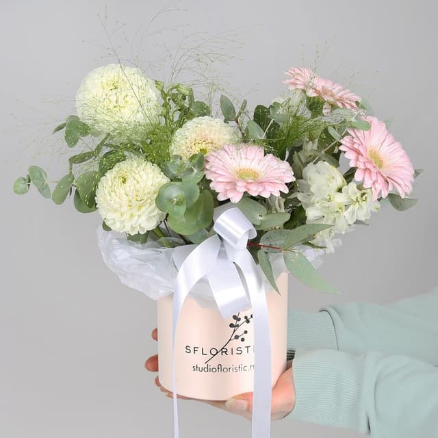 Композиция из Георгин и Гермини в шляпной коробке «Любовь в Цветах»