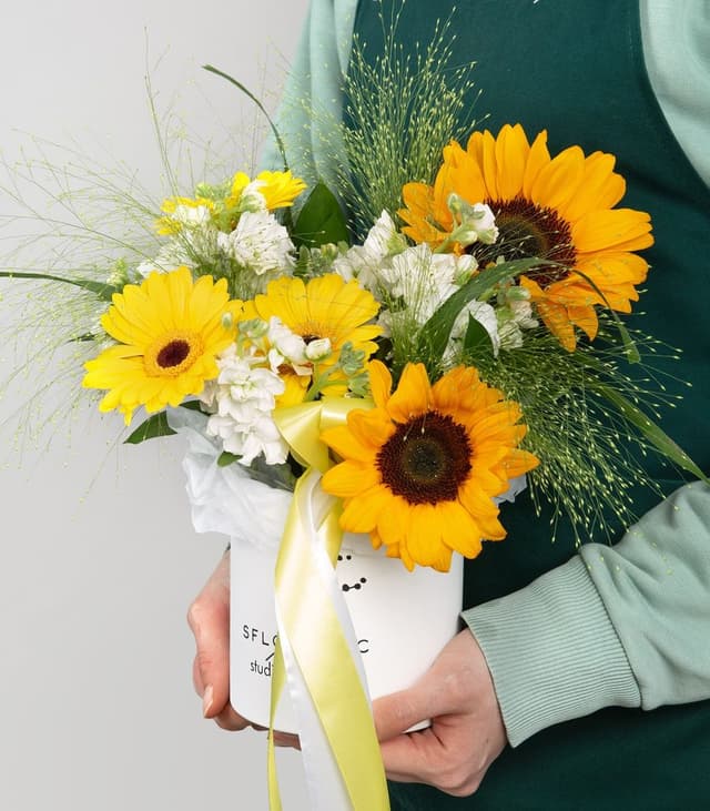 Композиция из Гермини, Подсолнуха и Маттиолы «Звуки Лета»