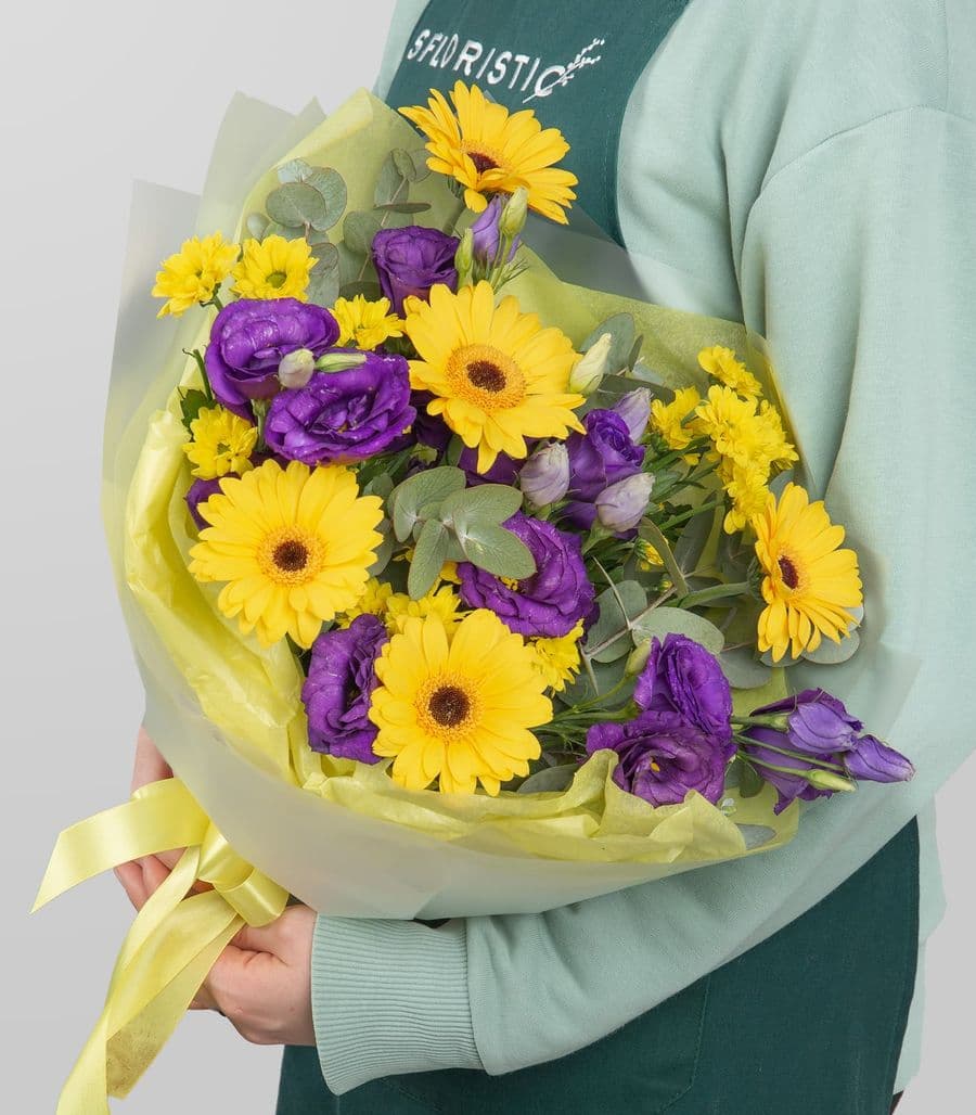 Букет из Гермини, Эустомы и Хризантемы «Дружба и Успех»