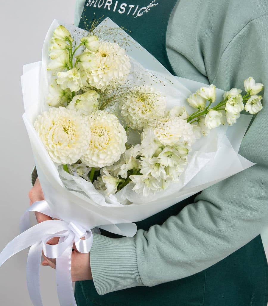 Букет из Георгин и Дельфиниума «Капли Роса»