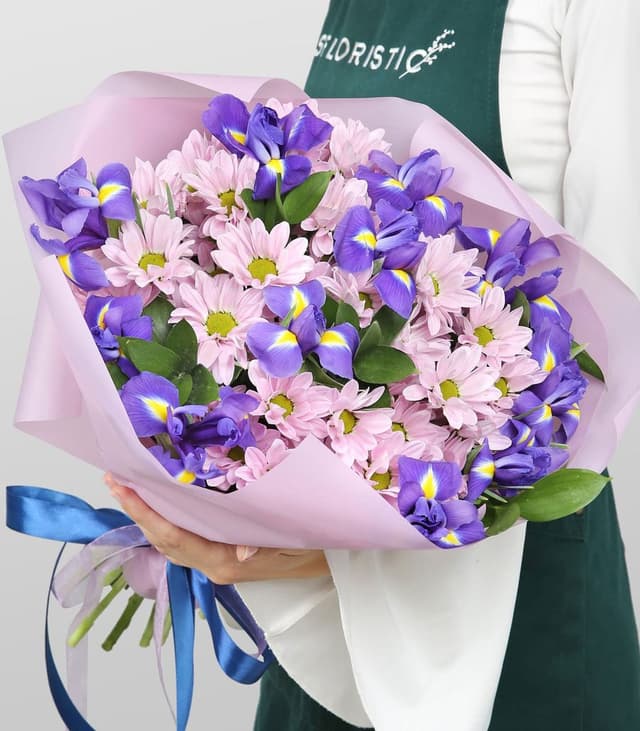 Букет из Хризантемы и Ирисов «Светлый роман»