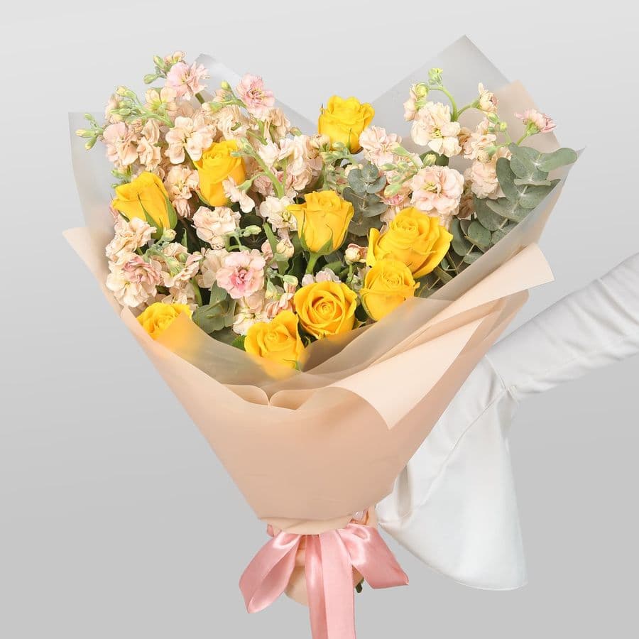 Букет из Маттиол и Роз Кения «Цветущая нежность»