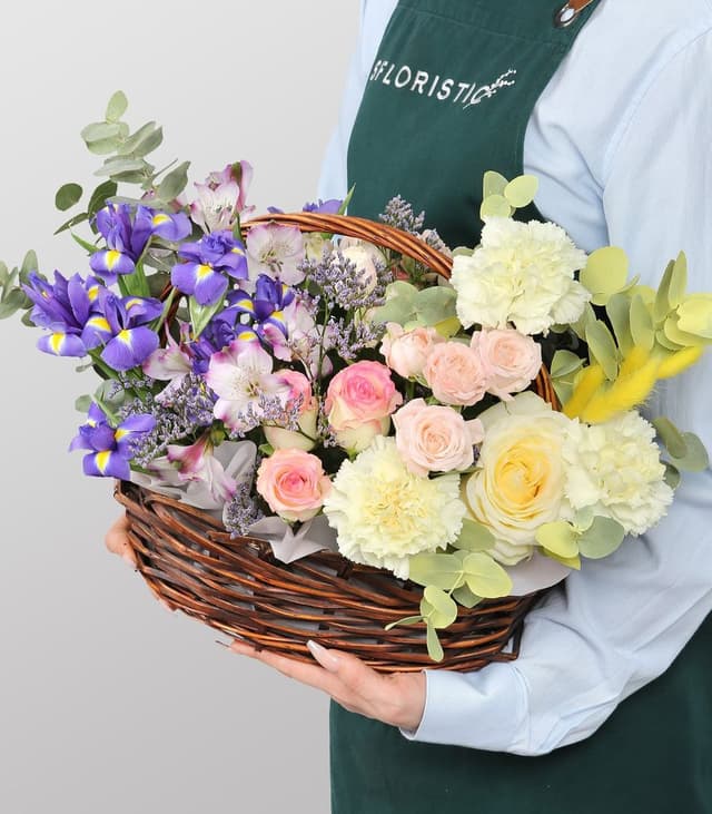 Композиция из Роз, Альстромерий и Ирисов «Арфа весны»