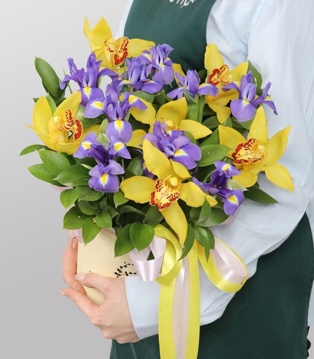 Композиция из Орхидей и Ирисов «Радуга чувств»