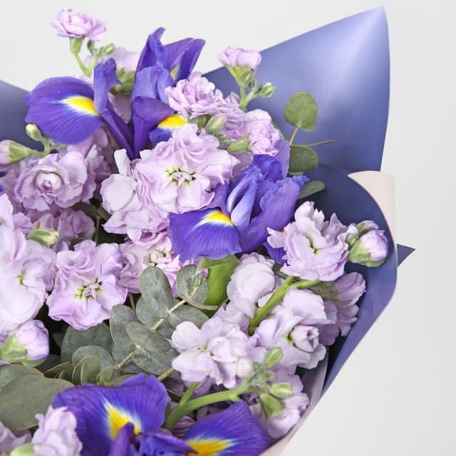 Букет из Маттиол и Ирисов «Чувства на лепестках» с эвкалиптом