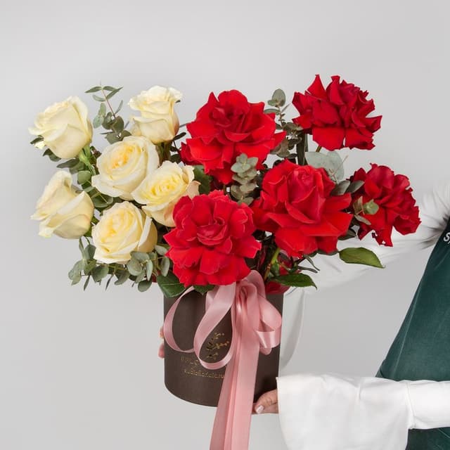 Композиция из Роз Эквадор в шляпной коробке «Вечная романтика»