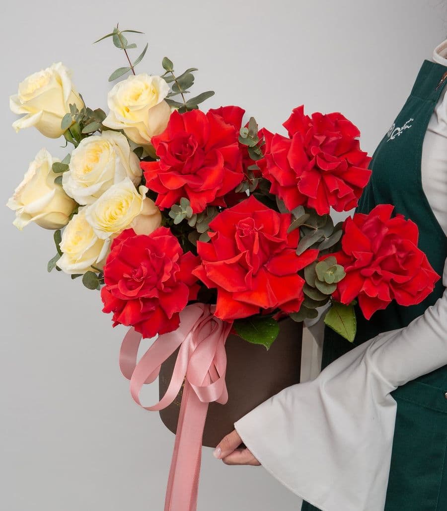 Композиция из Роз Эквадор в шляпной коробке «Вечная романтика»