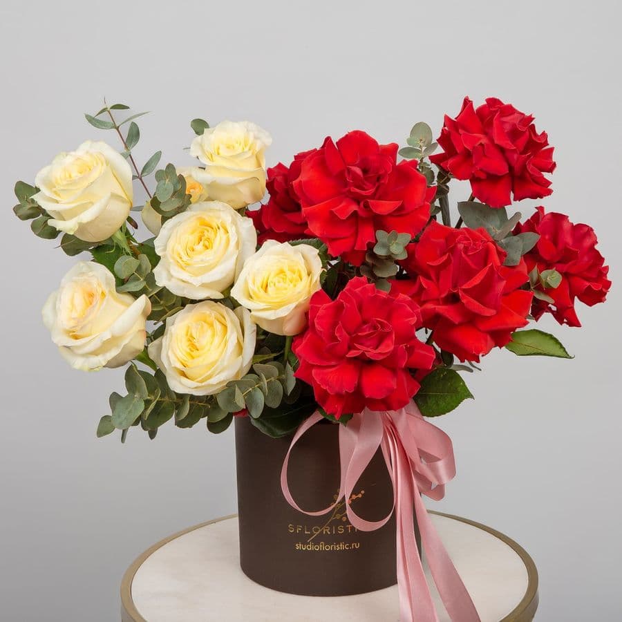 Композиция из Роз Эквадор в шляпной коробке «Вечная романтика»