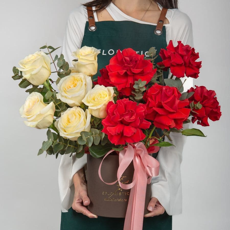 Композиция из Роз Эквадор в шляпной коробке «Вечная романтика»