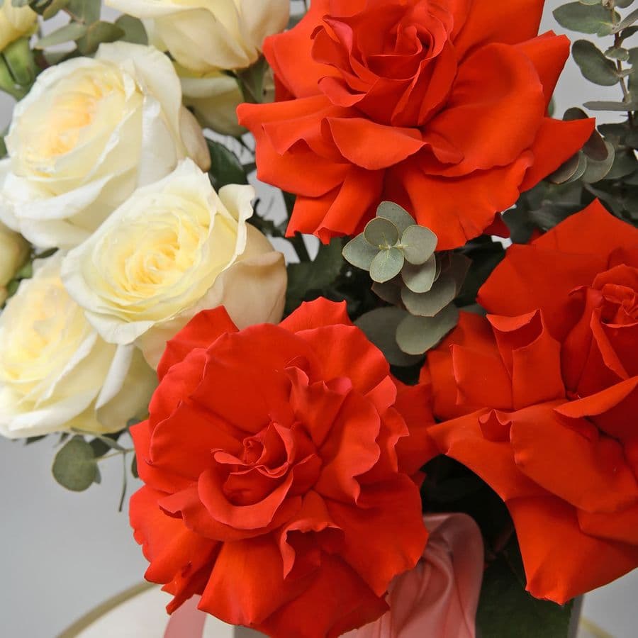 Композиция из Роз Эквадор в шляпной коробке «Вечная романтика»