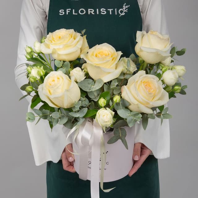 Композиция из Роз Эквадор и кустовых Роз в шляпной коробке «Светлый след»