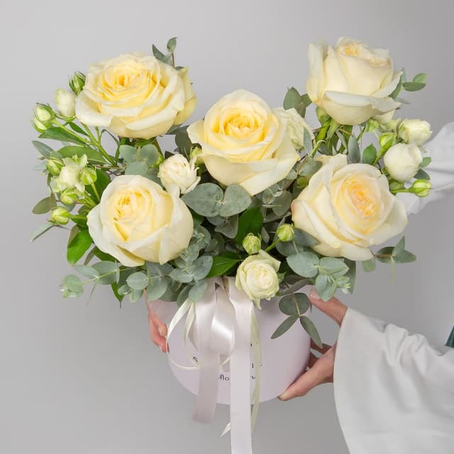 Композиция из Роз Эквадор и кустовых Роз в шляпной коробке «Светлый след»