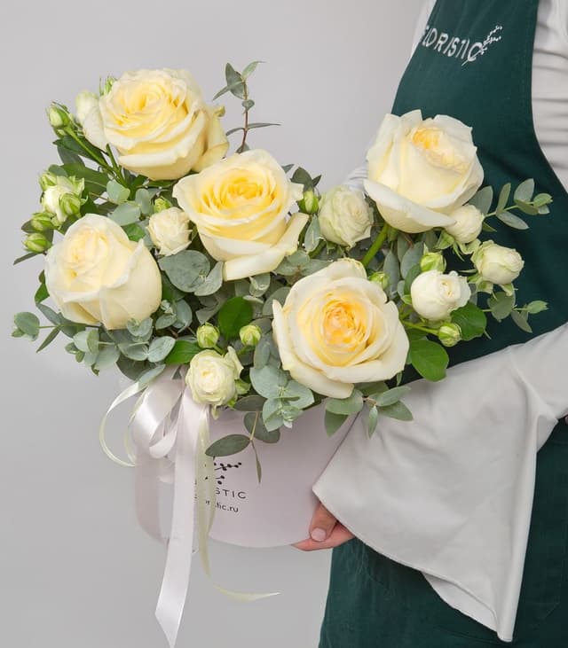 Композиция из Роз Эквадор и кустовых Роз в шляпной коробке «Светлый след»