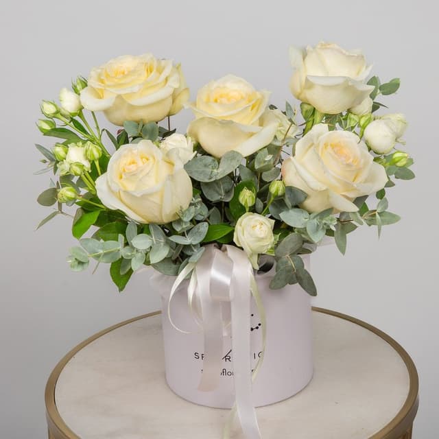 Композиция из Роз Эквадор и кустовых Роз в шляпной коробке «Светлый след»