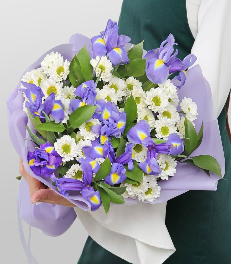 Букет из Хризантем Сантини и Ирисов «Фиолетовый шелк»