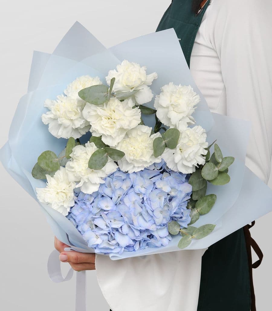 Букет из Гвоздик и Гортензий «Лунный восторг»