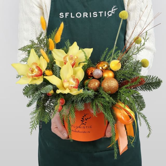 Новогодняя композиция из Нобилиса в шляпной коробке «Зимний закат»