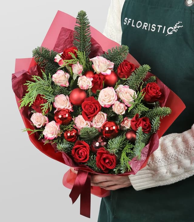 Новогодний букет из Нобилиса и Роз «Зимний фейерверк»