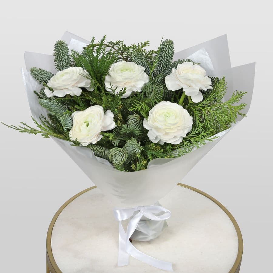Новогодний букет из Нобилиса и Ранункулюсов «Хрустальный цветок»