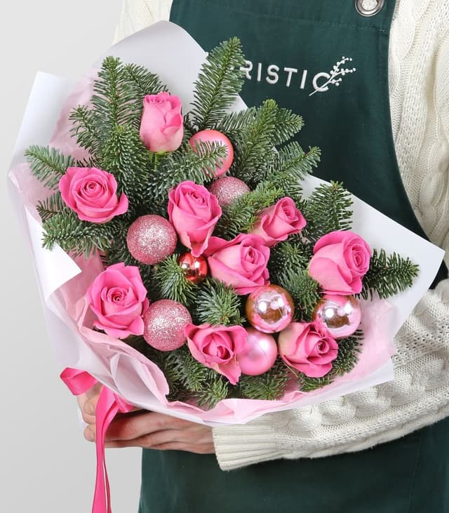 Новогодний букет из Нобилиса и Роз Кения «Розовые искры»