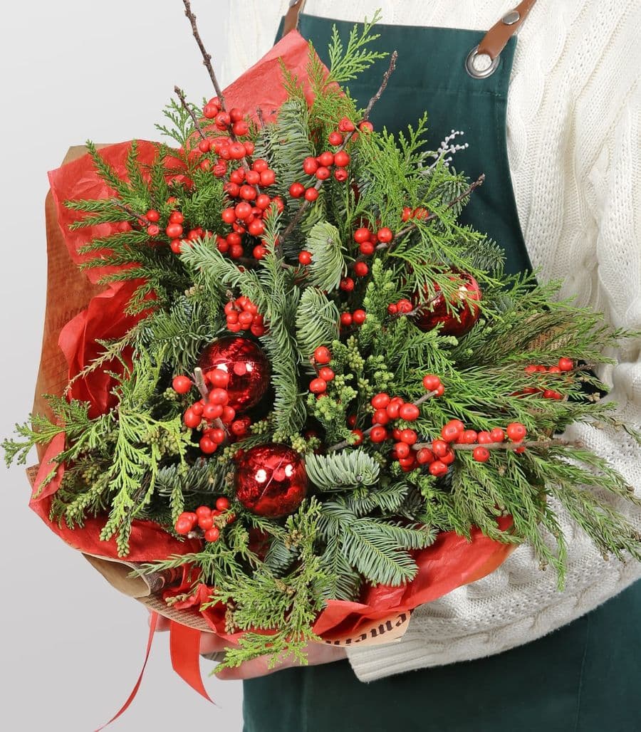 Новогодний букет из Нобилиса и Илекса «Краски карнавала»