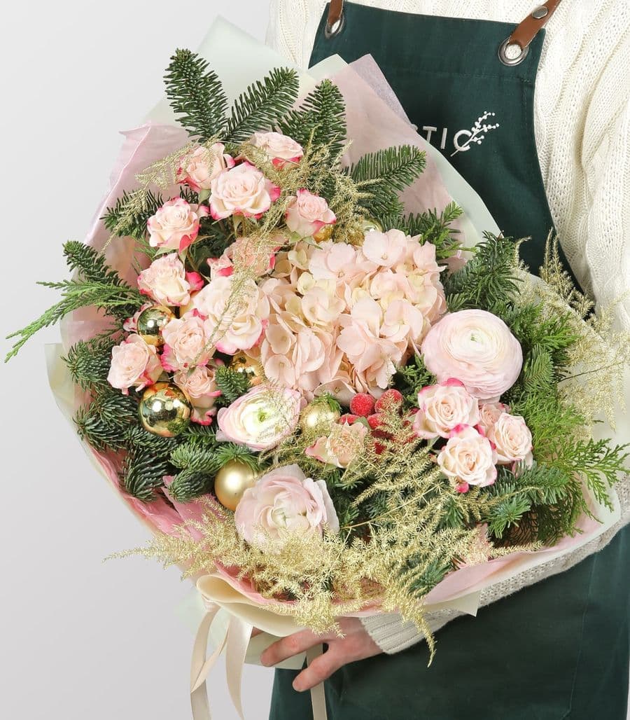 Новогодний букет из Нобилиса, Роз и Ранункулюсов «Пудровое сияние»