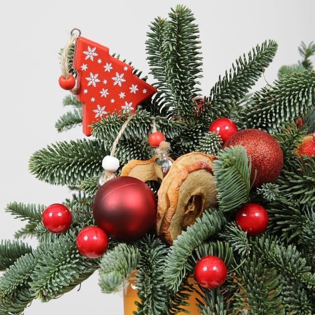 Новогодняя композиция из Нобилиса в шляпной коробке «Ароматный праздник»