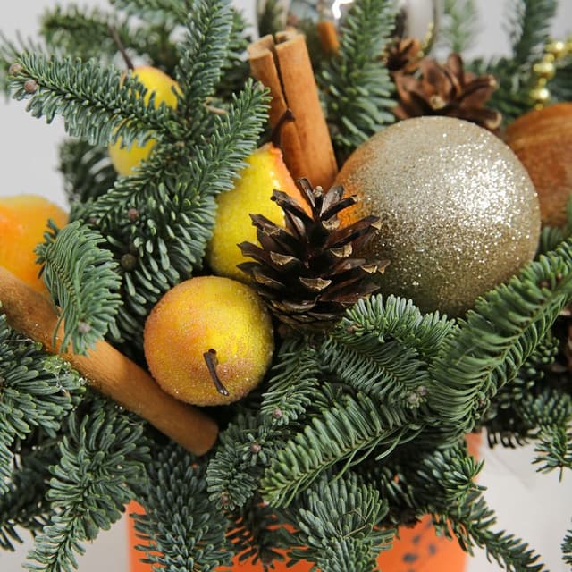 Новогодняя композиция из Нобилиса в шляпной коробке «Пряная сказка»