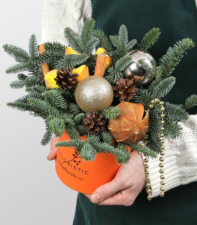 Новогодняя композиция из Нобилиса в шляпной коробке «Пряная сказка»