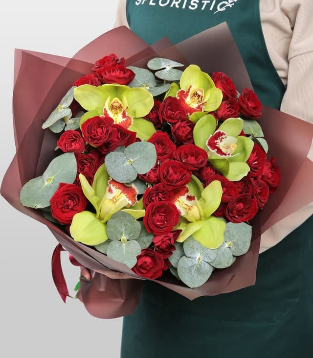 Букет из кустовых Роз и Орхидей «Яркий аккорд»