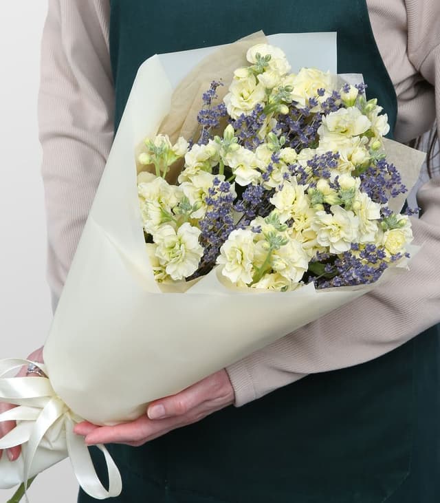 Букет из Маттиолы и Лаванды «Прованское облако»