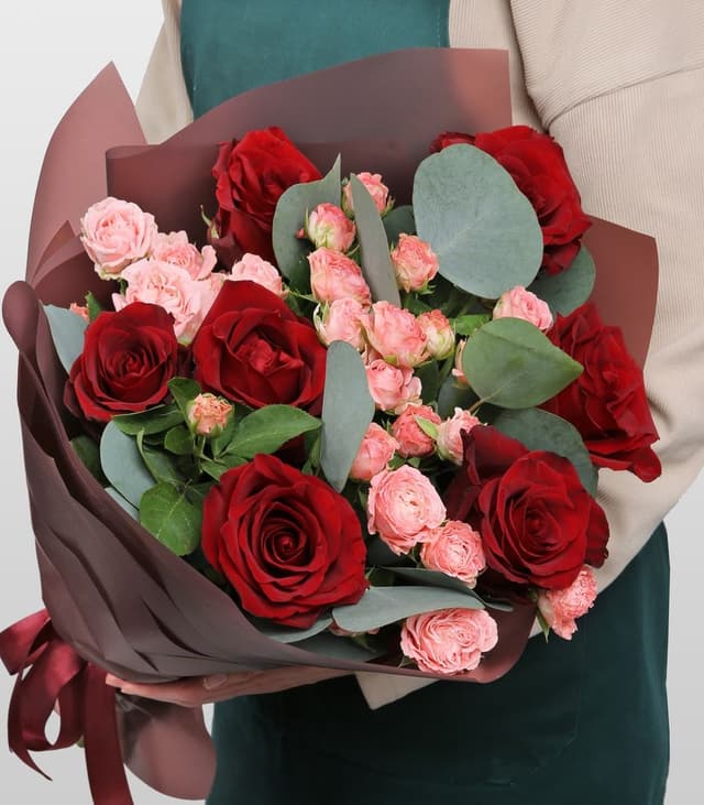 Букет из кустовых Роз и Роз Эквадор «Нежность и пламя»