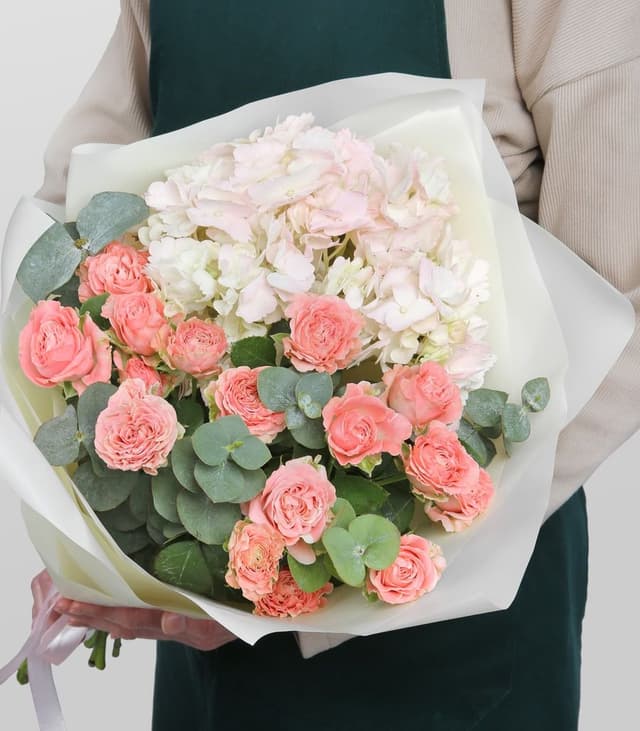 Букет из кустовых Роз и Гортензии «Утренний свет»