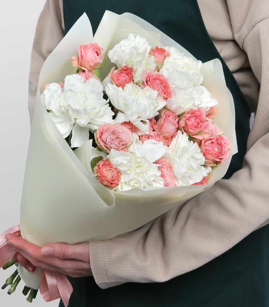 Букет из кустовых Роз и Диантуса «Нежный свет»