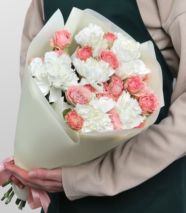 Букет из кустовых Роз и Диантуса «Нежный свет»