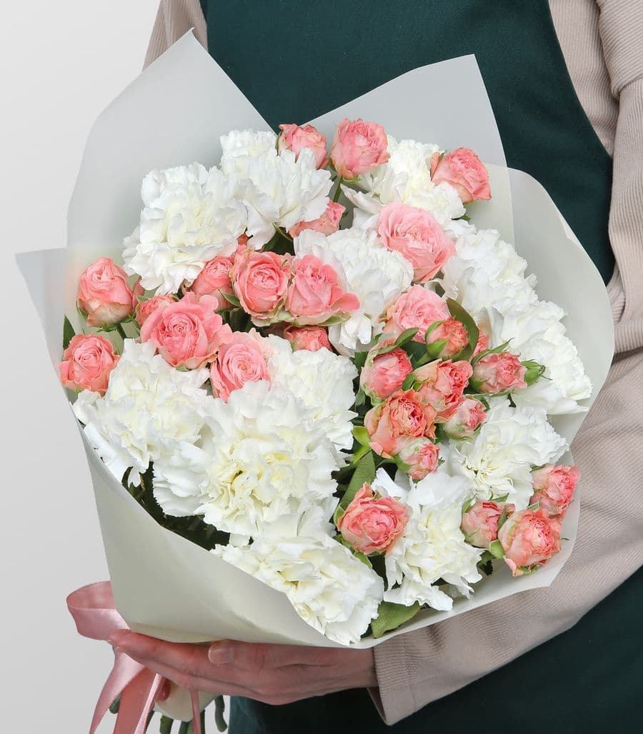 Букет из кустовых Роз и Диантуса «Белый шелк»