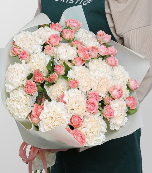 Букет из кустовых Роз и Диантуса «Светлый аромат»