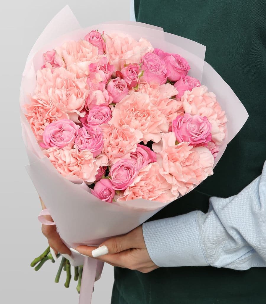 Букет из пионовидных Роз и Диантуса «Розовая нега»