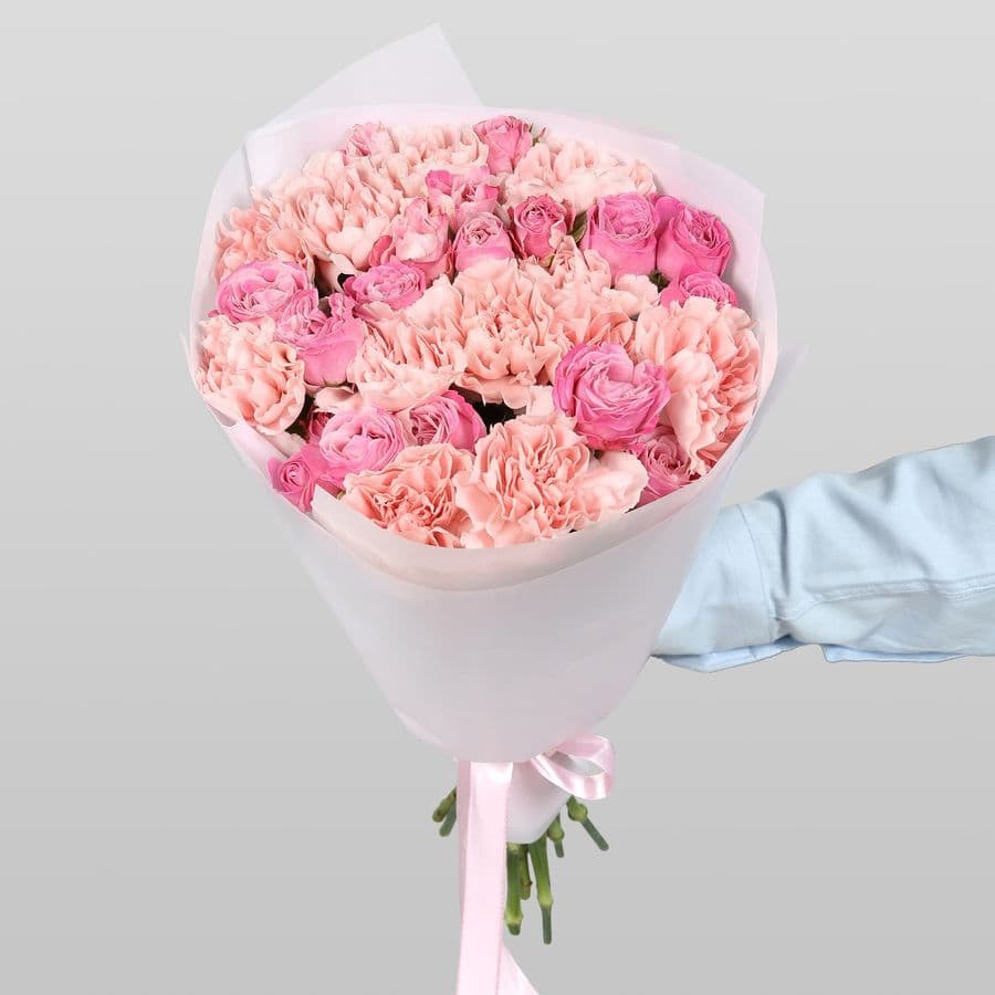 Букет из пионовидных Роз и Диантуса «Розовая нега»