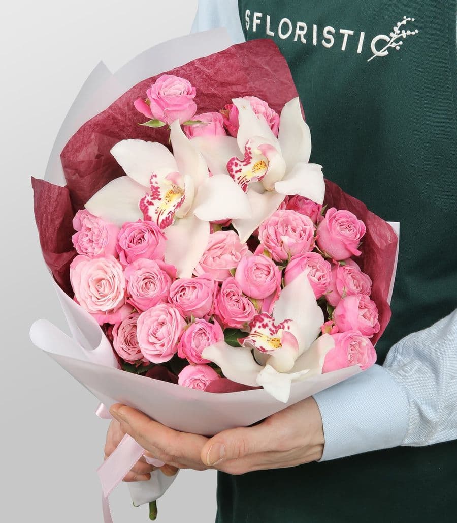 Букет из кустовых Роз и Орхидей «Сердце трепещет»