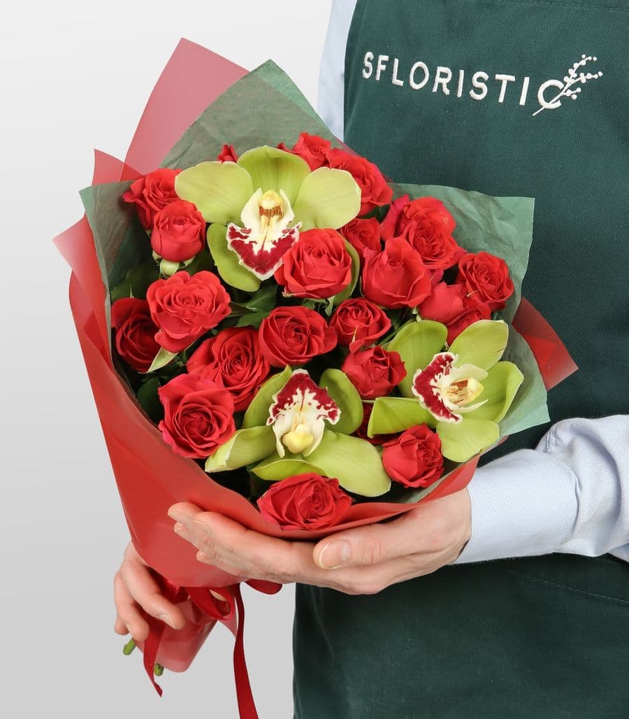 Букет из кустовых Роз и Орхидей «Атласная симфония»