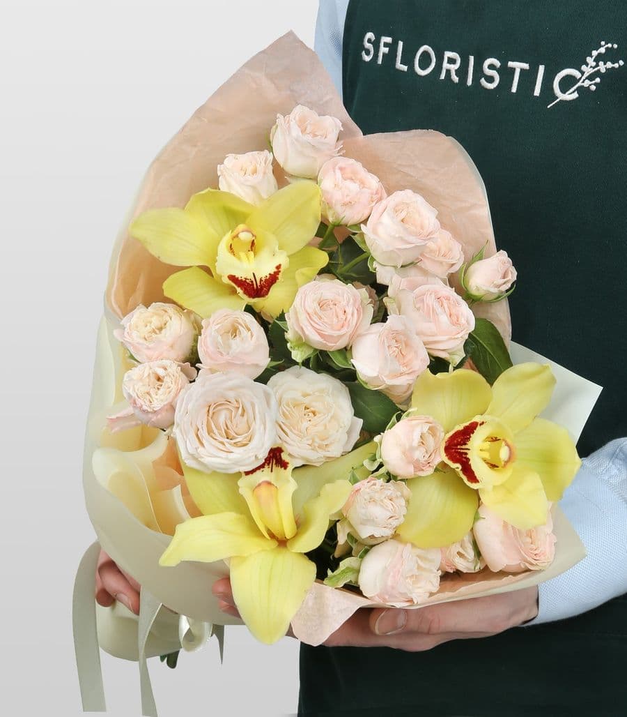 Букет из кустовых Роз и Орхидей «Лучи тепла»