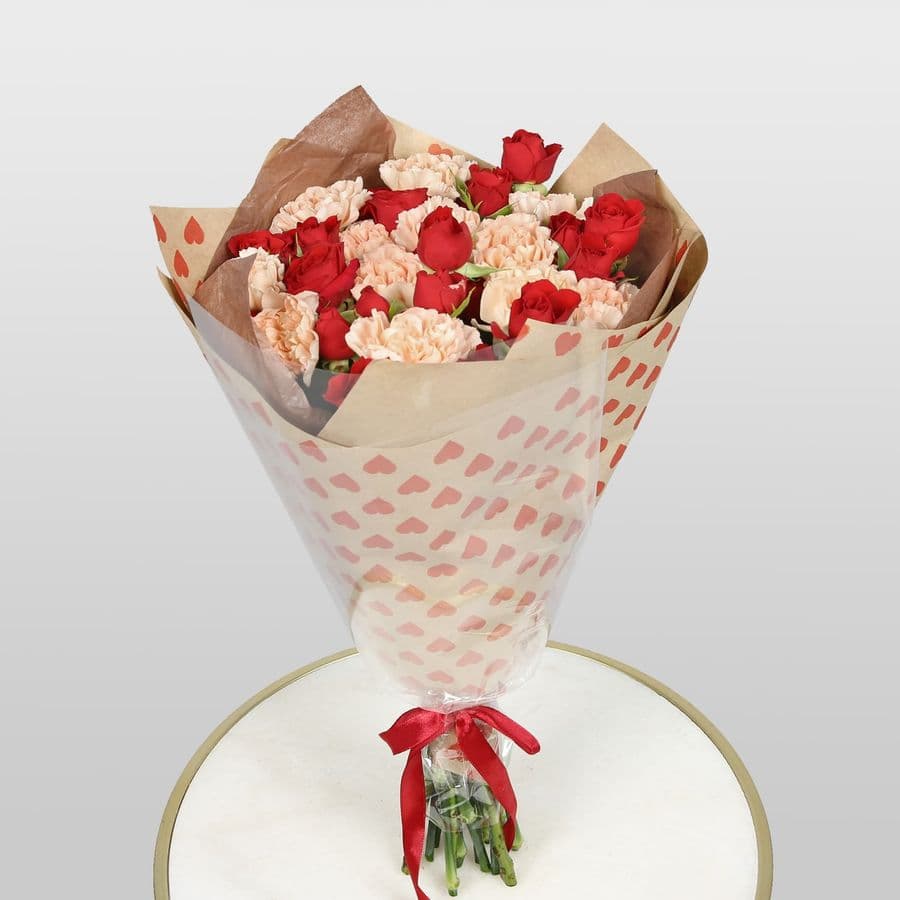 Букет из кустовых Роз и Диантуса «Нежность на двоих»