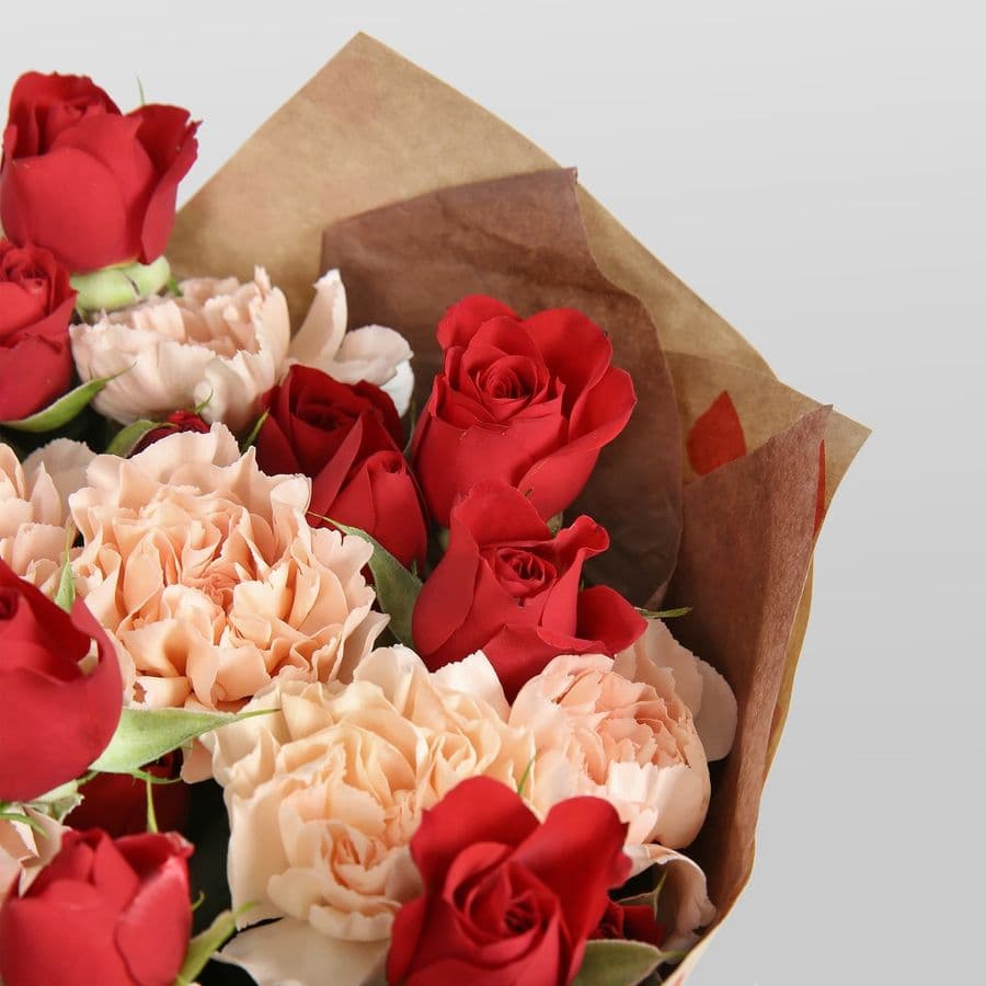 Букет из кустовых Роз и Диантуса «Нежность на двоих»