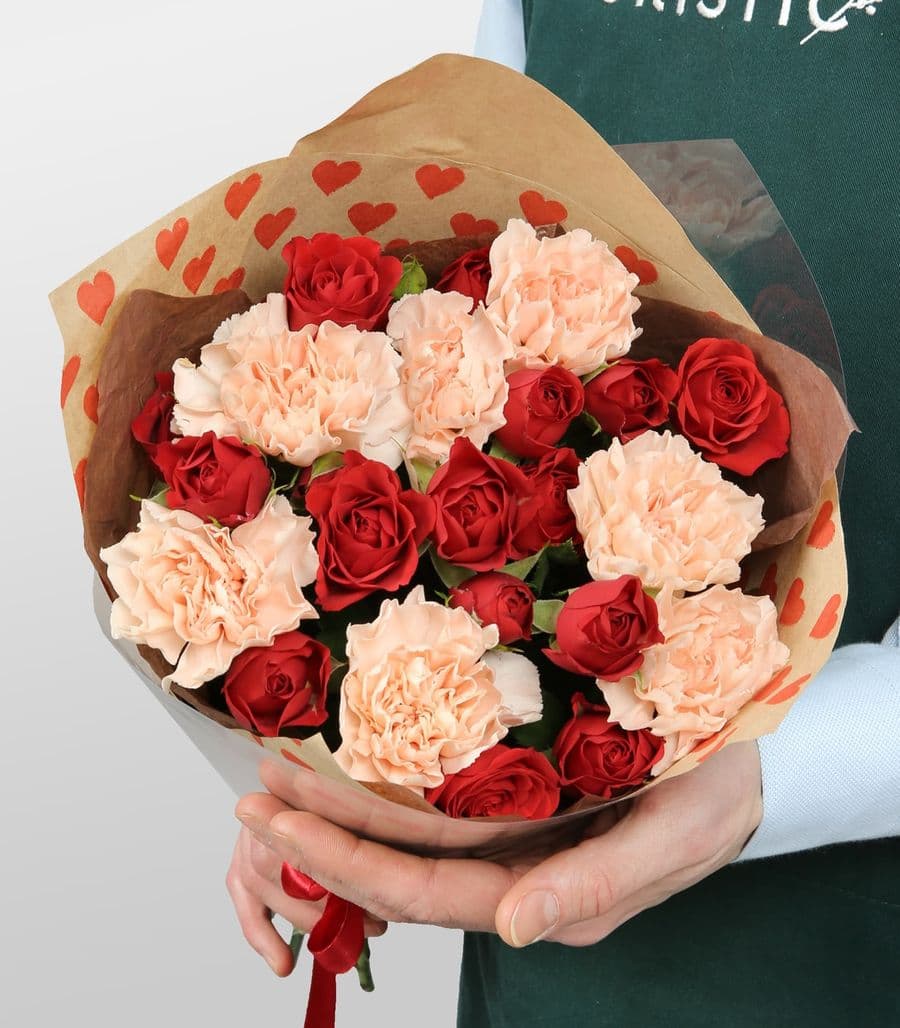 Букет из кустовых Роз и Диантуса «Гармония чувств»